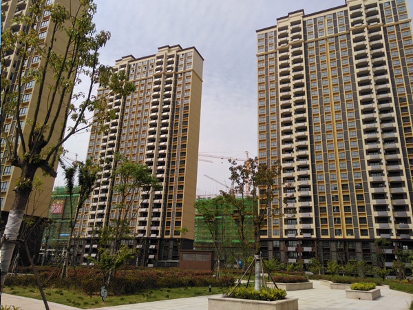 六安市梅花西苑小區定做陽臺護欄、百葉窗案例