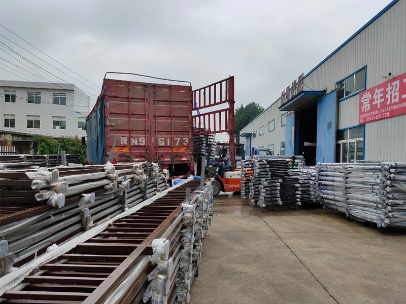 金用護(hù)欄2020年7月17日下午鋅鋼玻璃護(hù)欄產(chǎn)品裝車(chē)發(fā)貨！