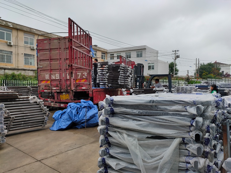金用護(hù)欄2020年7月17日下午鋅鋼玻璃護(hù)欄產(chǎn)品裝車(chē)發(fā)貨！