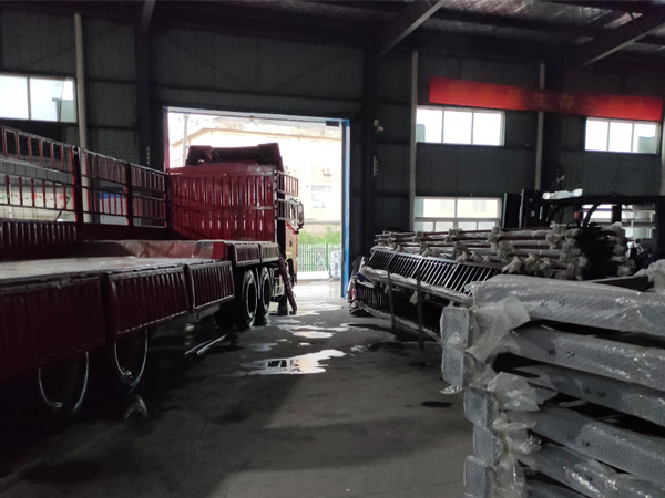 金用護(hù)欄2020年7月18日鋅鋼陽臺護(hù)欄產(chǎn)品裝車發(fā)貨！