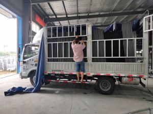 金用護欄2020年7月27日鋁合金百葉窗裝車發貨！