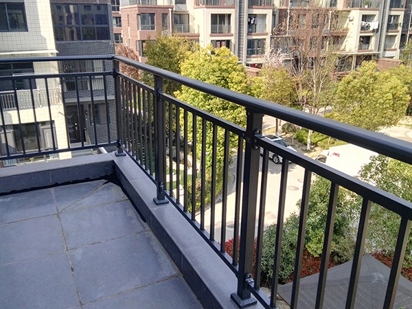 陽(yáng)臺(tái)護(hù)欄應(yīng)用