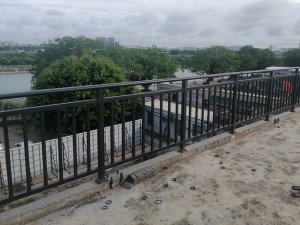 安徽鋅鋼護欄廠家電話多少？