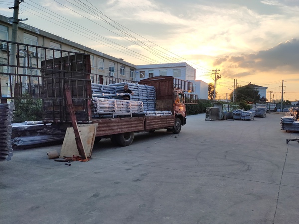 金用護欄2020年8月4日鋅鋼陽臺玻璃護欄裝車發貨！