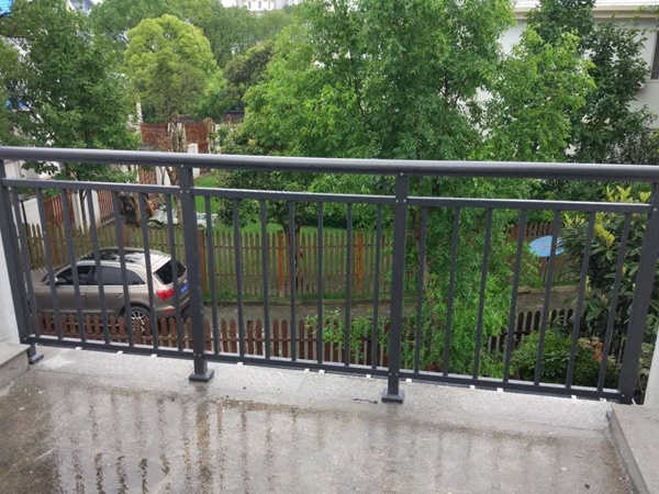 陽臺(tái)護(hù)欄哪里可以定制？