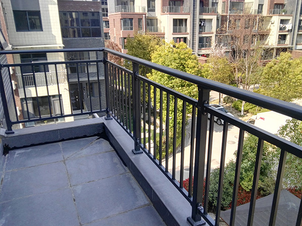 鋅鋼陽(yáng)臺(tái)護(hù)欄廠(chǎng)家怎么選，這三點(diǎn)很重要！