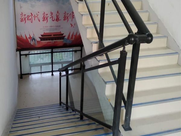 定制建筑工程樓梯扶手，從這兩款中選擇省心又省錢！