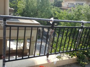 哪種陽(yáng)臺(tái)護(hù)欄最適合小區(qū)樓盤上使用？這種材質(zhì)最合適！