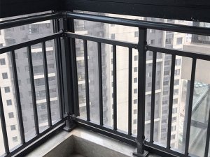 鋅鋼護欄由哪些部分組成？