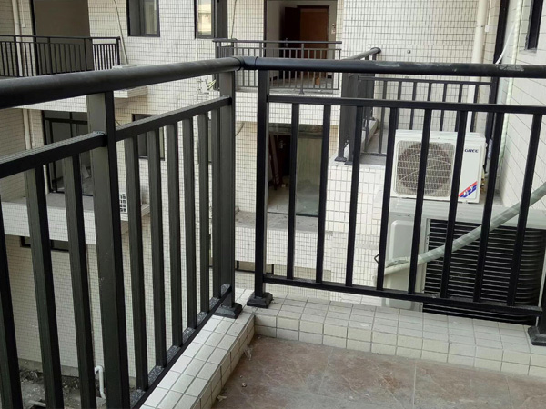 鋅鋼護(hù)欄一般多高才合適？