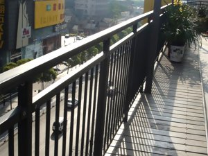 鋅鋼護(hù)欄好還是不銹鋼護(hù)欄好？