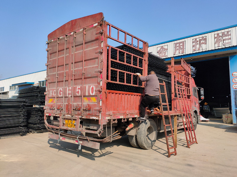 金用護(hù)欄2021年12月9日鋅鋼圍墻護(hù)欄裝車發(fā)貨！