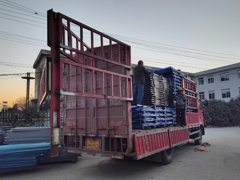 金用護欄2021年12月13日鋅鋼連廊欄桿裝車發貨！