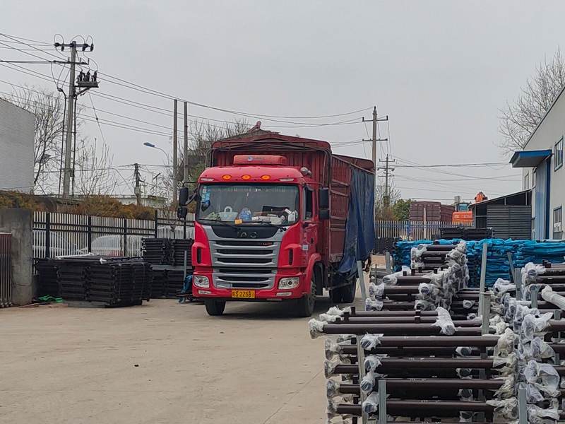 金用護欄2022年3月19日鋅鋼玻璃欄桿裝車發貨！