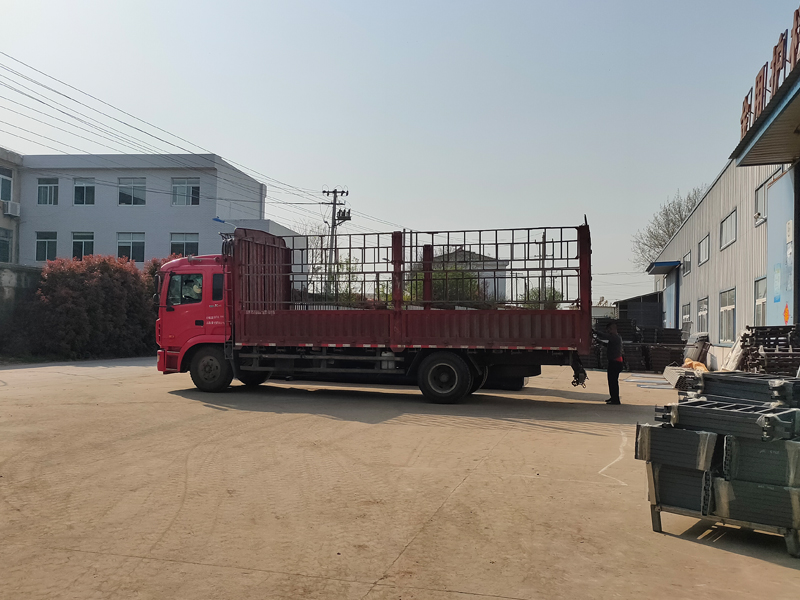 金用護(hù)欄2022年4月8日鋅鋼百葉窗裝車發(fā)貨！