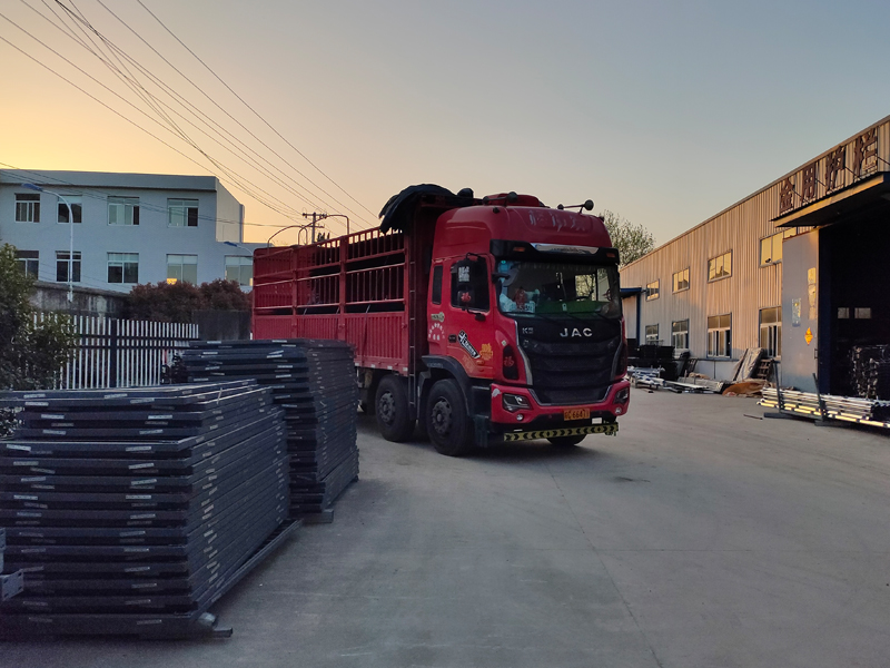 金用護欄2022年4月9日鋅鋼圍墻護欄裝車發貨！