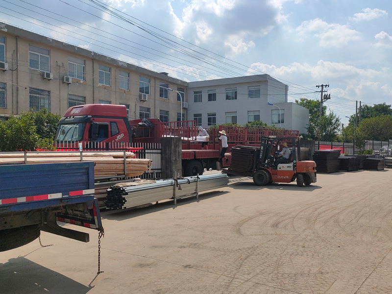 金用護欄2022年6月16日鋅鋼百葉窗裝車發貨！