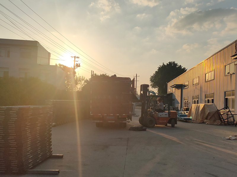 金用護欄2022年6月22日鋅鋼百葉窗裝車發貨！