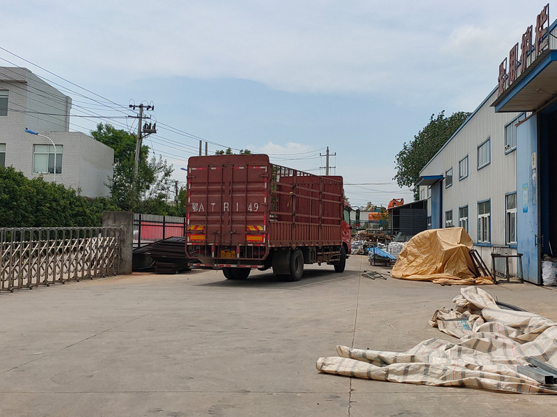 金用護(hù)欄2022年6月27日鋅鋼百葉窗裝車發(fā)貨！