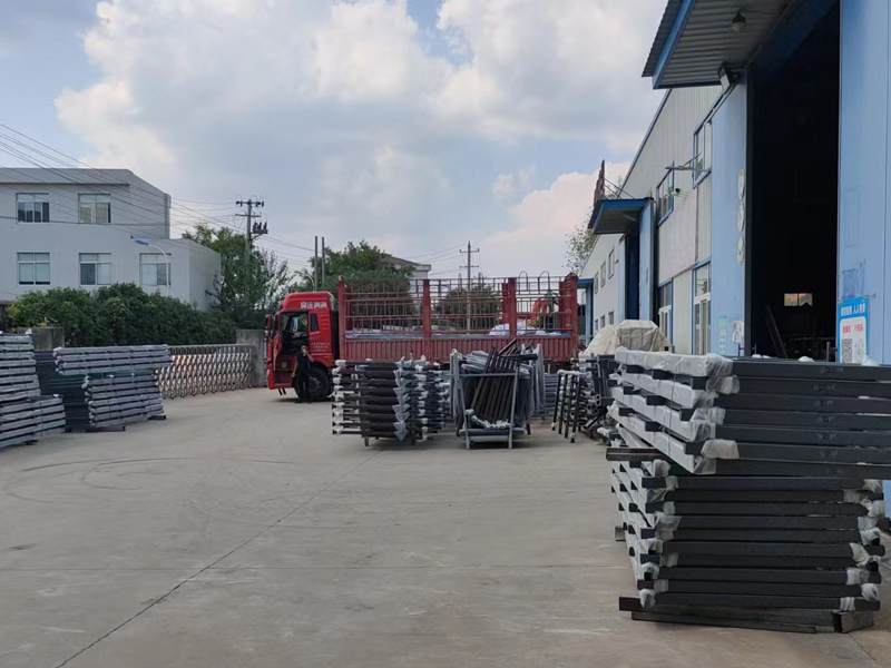 金用護欄2022年9月17日鋅鋼組裝護欄裝車發(fā)貨！