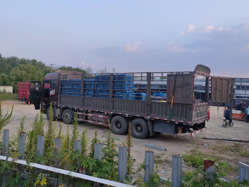 金用護欄2022年9月19日鋅鋼連廊護欄裝車發貨！