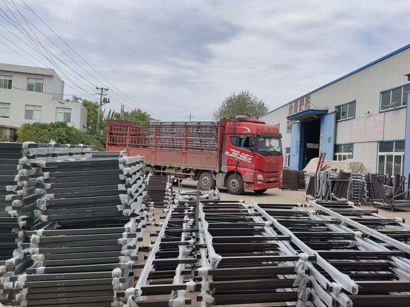 金用護(hù)欄2022年9月22日鋅鋼玻璃欄桿裝車發(fā)貨！